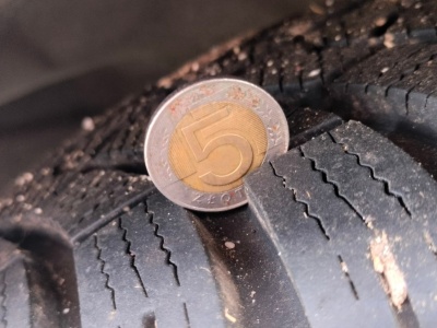 Ile bieżnika mają nowe opony zimowe? Kierowcy muszą to wiedzieć