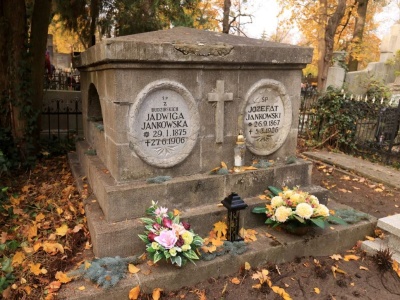 Kwesta na cmentarzu św. Jerzego w Toruniu. Kolejny rok z nagrobkiem rodziny Jankowskich