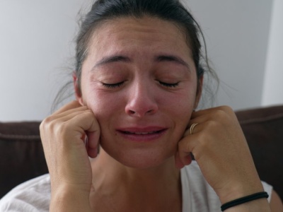 Nie wstydź się płakać przy dziecku. 6 powodów, dla których łzy rodzica to nie słabość, ale siła