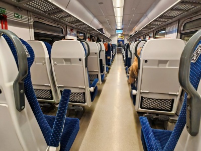 Podróż pociągiem przyprawiła ją o zawrót głowy. 