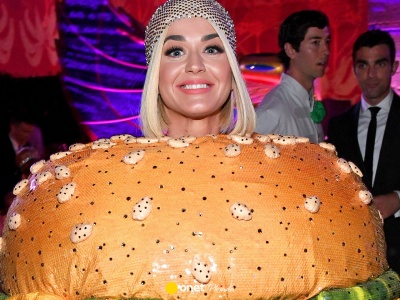 Stroje Katy Perry, o których było głośno. Od hamburgera po płyn od dezynfekcji