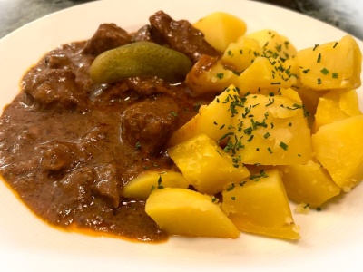 To mięso w gulaszu jest najlepsze. Polacy rzadko je robią i jedzą, bo jest drogie