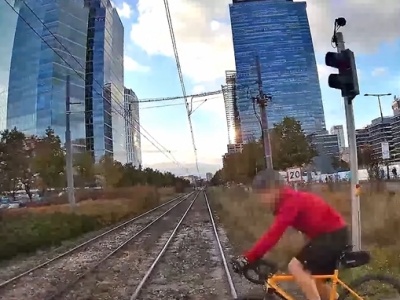 Rowerzysta wjechał pod tramwaj na czerwonym świetle. Sieć obiegło nagranie z tego zdarzenia