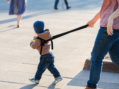 Smycze dla dzieci. Rozwiązanie dzieli rodziców. 