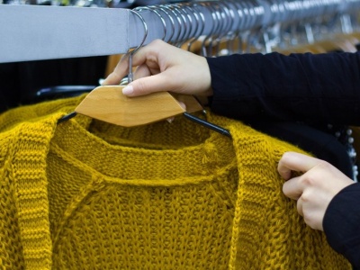 Taki sweter ma w szafie każda modna kobieta. Idealny na jesień i zimę