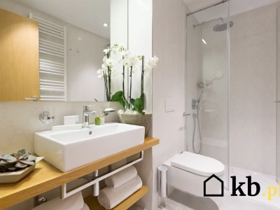 Mała łazienka, wielki efekt! Genialny trik na optyczne powiększenie przestrzeni