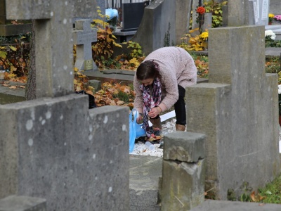 Trwają porządki na cmentarzach