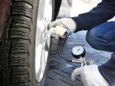 Jakie ciśnienie w oponach zimowych? To zależy od auta i temperatury