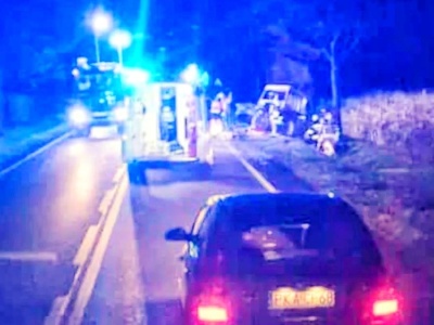 Dwie osoby trafiły do szpitala po zderzeniu auta z ciągnikiem