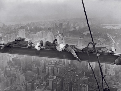 Zmiana czasu z letniego na zimowy to dla kogoś problem? Kiedyś spaliśmy na dwie tury — i było to naturalne