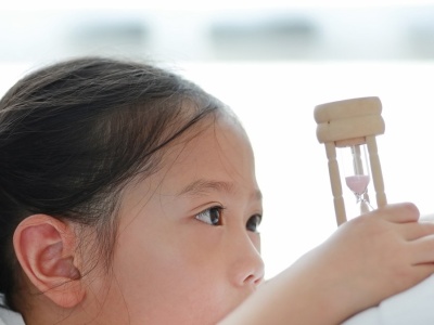 Oni czasu nie zmieniają. Jedna strefa w wielkim kraju prowadzi do „społecznego jetlagu”