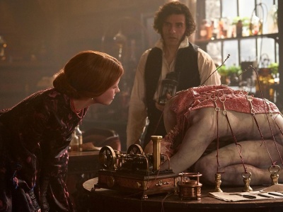 Netflix coraz mocniej promuje film Frankenstein. Bohaterowie obrazu Guillermo del Toro na nowych grafikach