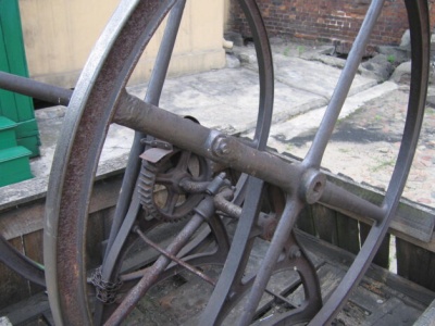 Piotrków żeliwny – nieco zapomniane archiwum miejskiego detalu