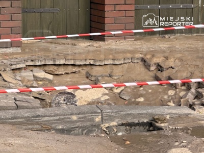 Poważna awaria wodociągowa na Bielanach. Zapadł się chodnik i jezdnia