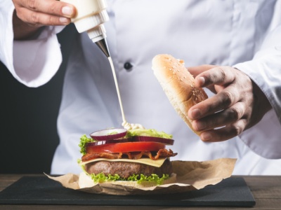 Kultowa sieć burgerowni z Berlina wkracza do Polski