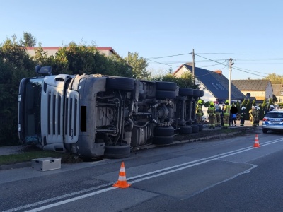 W Sękowie przewrócił się pojazd ciężarowy przewożący buraki cukrowe