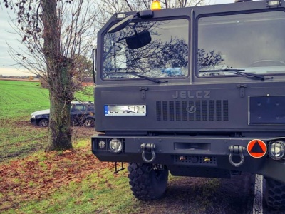 Wypadek z udziałem wojskowej ciężarówki. Auto w rowie