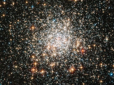 Teleskop Hubble'a zobrazował gromadę kulistą w gwiazdozbiorze Złotej Ryby