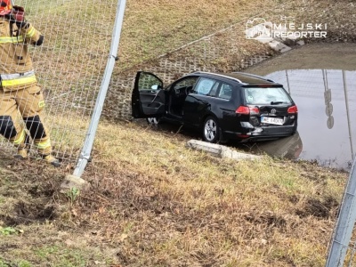 Kolizja w Rembertowie. Auto wpadło do zbiornika wodnego