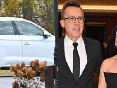 Maciej Kurzajewski już dotarł na miejsce ślubu. Wytargał z samochodu specjalne torby