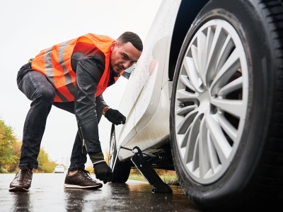 Wymiana koła na drodze - poradnik. Potrenuj, może ci się to przydać
