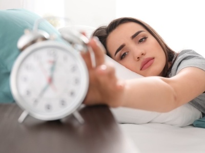 Zmiana czasu trudniejsza przy ADHD. Jak przesunięcie zegara wpływa na sen, nastrój i koncentrację?