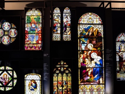 Muzyka, światło i witraże – wyjątkowa wystawa w Szydłowcu łączy sztukę, duchowość i dźwięk