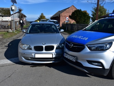 BMW kontra radiowóz! Kierowca bez prawa jazdy uderzył w policyjne auto