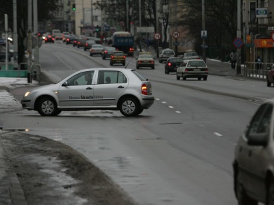 Nie każde skrzyżowanie pozwala zawrócić. Kiedy manewr jest zabroniony?