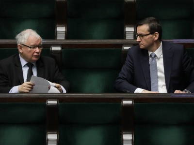 Polacy popierają propozycję Konfederacji ws. PiS-u. Kaczyński i Morawiecki w trudnej sytuacji