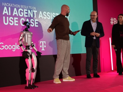 Robot otwiera spotkanie, a liderzy mówią o emocjach. Tak wygląda nowa era technologii