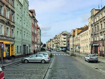 Kierowca potrącił seniorkę przy ulicy Wrocławskiej w Legnicy i uciekł z miejsca zdarzenia