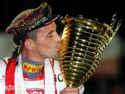 Żużel. Żużlowcy zagrają… na hali! Oddadzą hołd śp. Tomaszowi Jędrzejkowi.