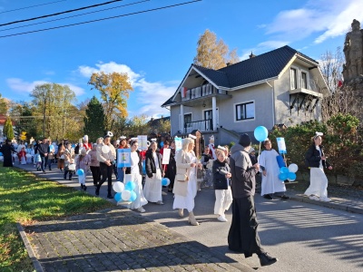 Święci na hulajnogach czy rolkach. Lipnicki Korowód Świętych