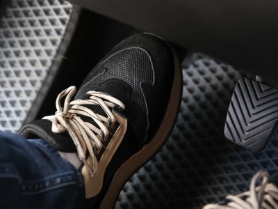 Kierowcy trzymający lewy pedał podczas dojeżdżania do świateł będą ukarani