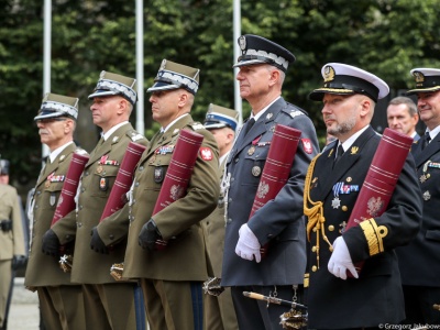 Awans, który przebił szklany sufit. Na wojskowe na salony wrócą marynarze?