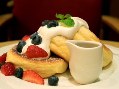 Racuchy z kremem z serka mascarpone z białą czekoladą i kruszonką z orzechów włoskich