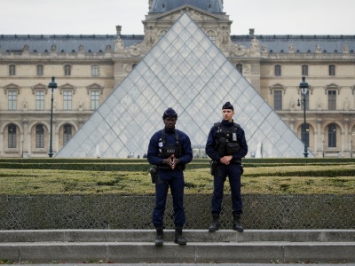 Kradzież stulecia w Luwrze. Zatrzymano dwóch mężczyzn