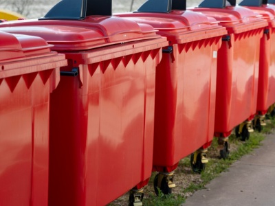 Nowy kolor w śmieciach. Czerwone pojemniki nawet na cmentarzach
