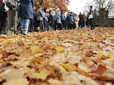 Miłośnicy historii spacerują po nekropolii
