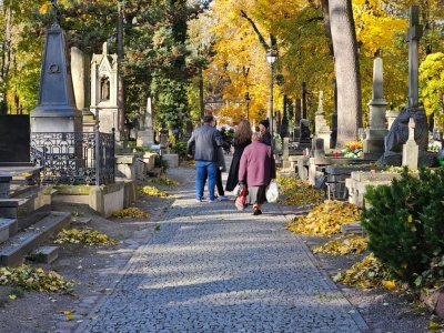 1 listopada 2025 – czy przysługuje wolne w pracy za Wszystkich Świętych? Sprawdź, co mówi prawo