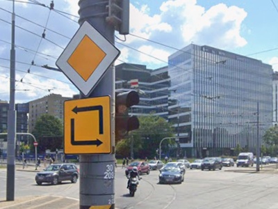 Znak podpowiada, jak skręcić w lewo. Nie ma na to żadnych papierów