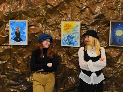 „Urocze i niemoralne” – baśnie braci Grimm oczami młodych artystek