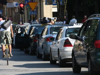 Atak w centrum Leszna. 36-latka uciekała z taksówki przed mężem. Zadał jej kilka ciosów nożem