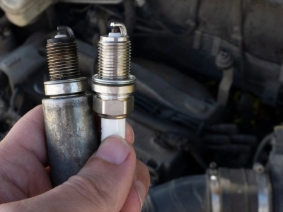 Wymiana świec zapłonowych. Kiedy, jak i dlaczego to robić?