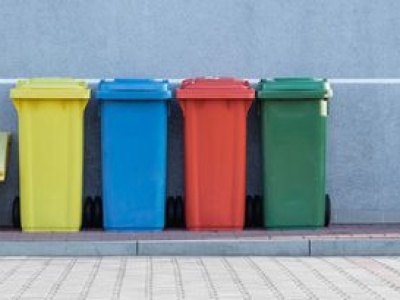 Czerwone pojemniki na polskich ulicach. Co należy do nich wrzucać?