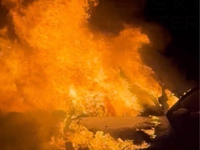 Pożar samochodu osobowego na stacji paliw. Auto było całe w ogniu