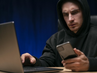 W internecie coraz trudniej odróżnić prawdę od kłamstwa. Przekonała się o tym 55-latka, straciła 300 tys. zł