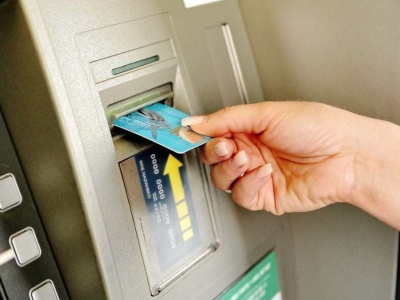 Znikają pieniądze z kont w jednym z banków. 