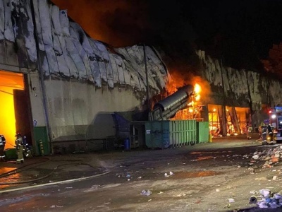 Potężny pożar. Mieszkańcy muszą zamykać okna. Ogromne zniszczenia